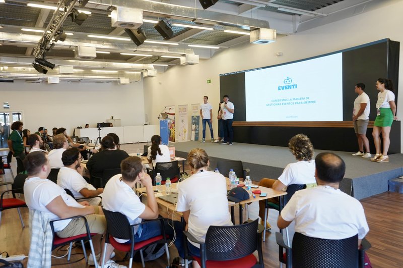 El �Glovo� de los residuos gana el primer Hackathon WhatsApp de la Comunitat Valenciana