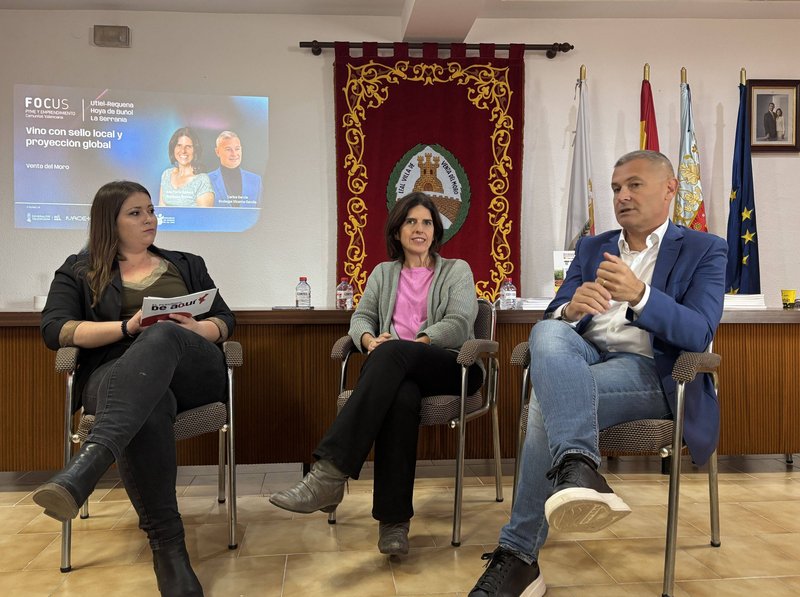 Mesa con Bodegas Gratias y Bodegas Vicente Gandia