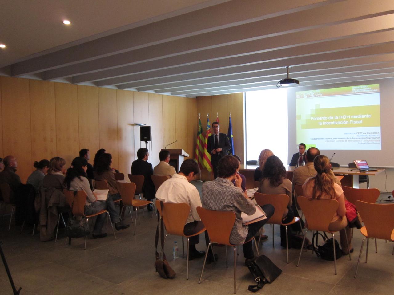 Presentaci�n de la jornada por Justo Vell�n, Director de ceei castell�n