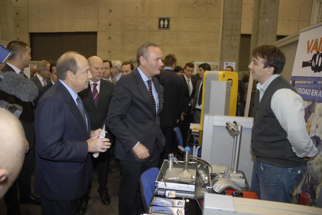 284 Albert Fabra visita stands de empresas reciente creaci�n