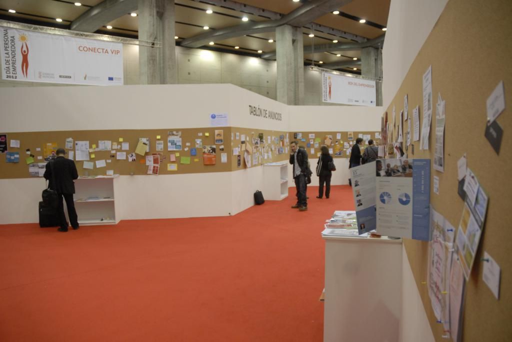 363 DPECV2012 Vista de la Plaza Central Y tabl�n de anuncios