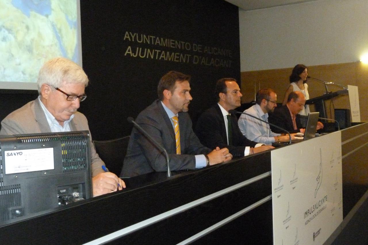Mesa presidencial de la reuni�n del Comit� Organizador DPEAlicante