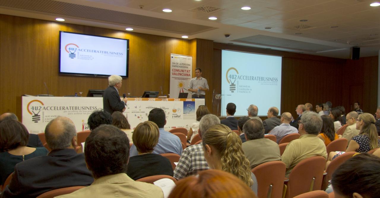 C�sar G�mez-Mora en la presentaci�n del DPECV2013