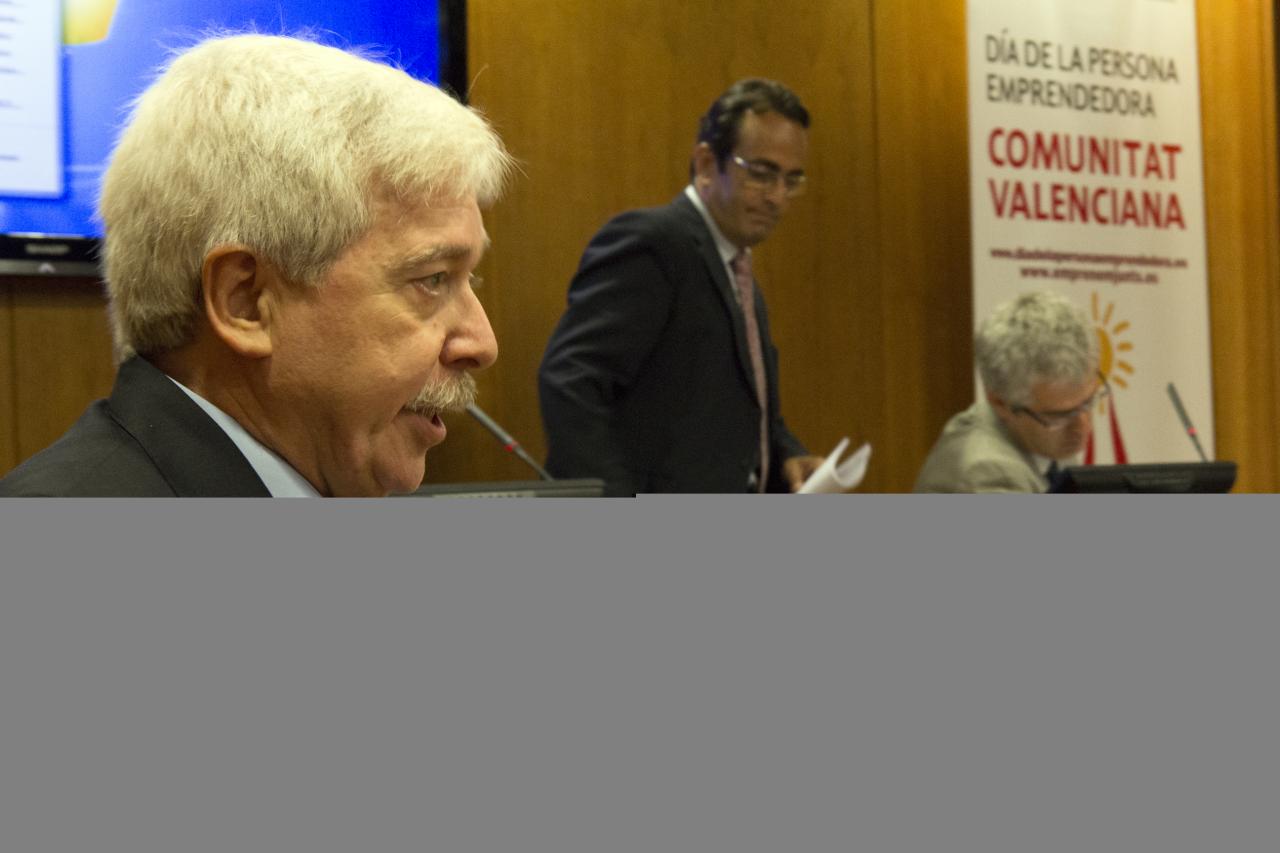 Salvador Gil presenta la intervenci�n de Jos� M� G�mez Gras en la presentaci�n DPECV2013