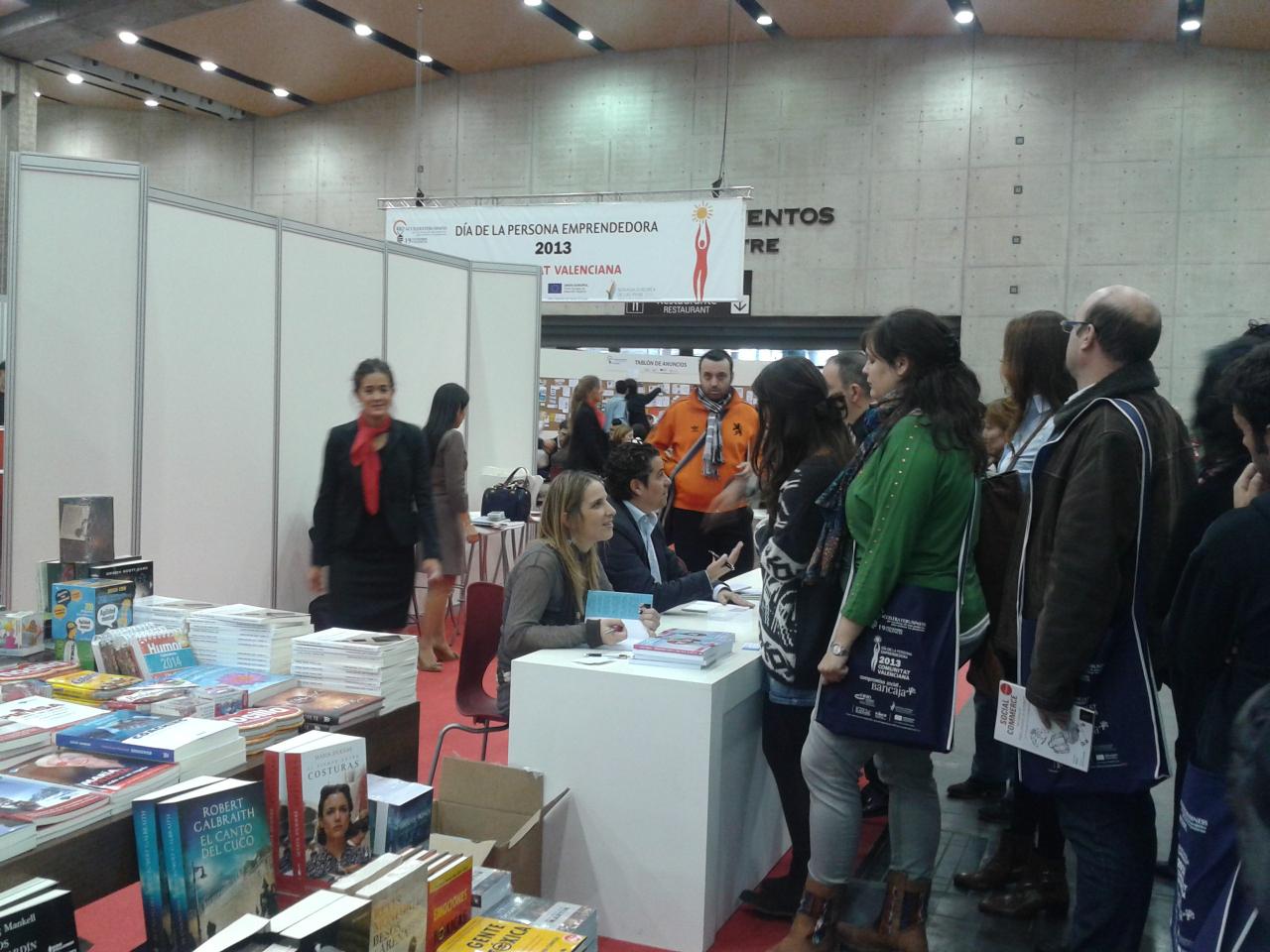 Haciendo cola en la firma de libros de Esther Vega