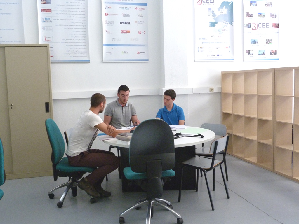 2� Sesi�n Yuzz. La idea y DAFO.  �lvaro Castro, Juan Pablo Ordov�s y Carlos Iborra