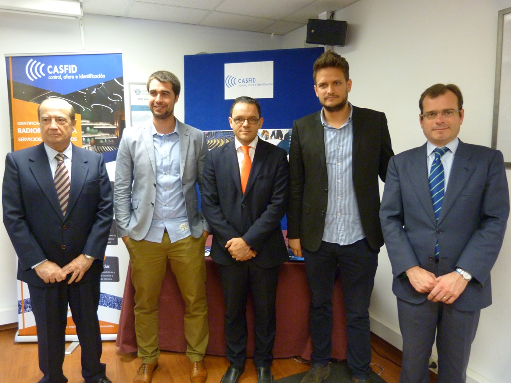 Los responsables de CASFID posan entre Jes�s Casanova, Ra�l Royo y Joaqu�n R�os