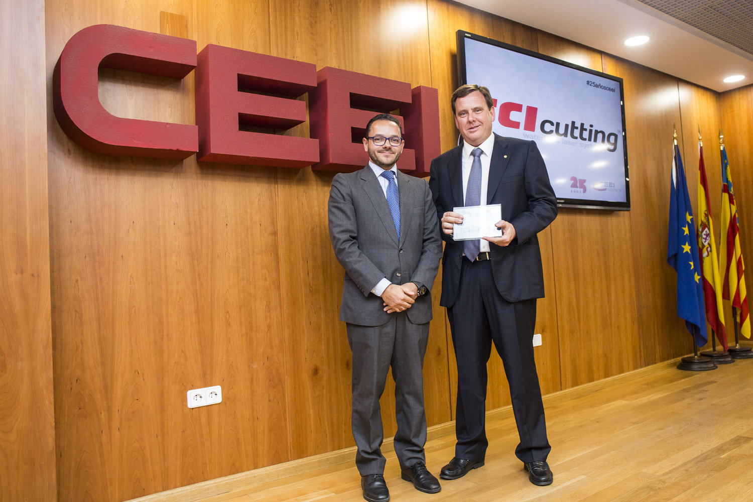 Ra�l Royo entrega el galard�n a Emilio Mateu, Director Gerente de TCI Cutting #25a�osceei[;;;][;;;]