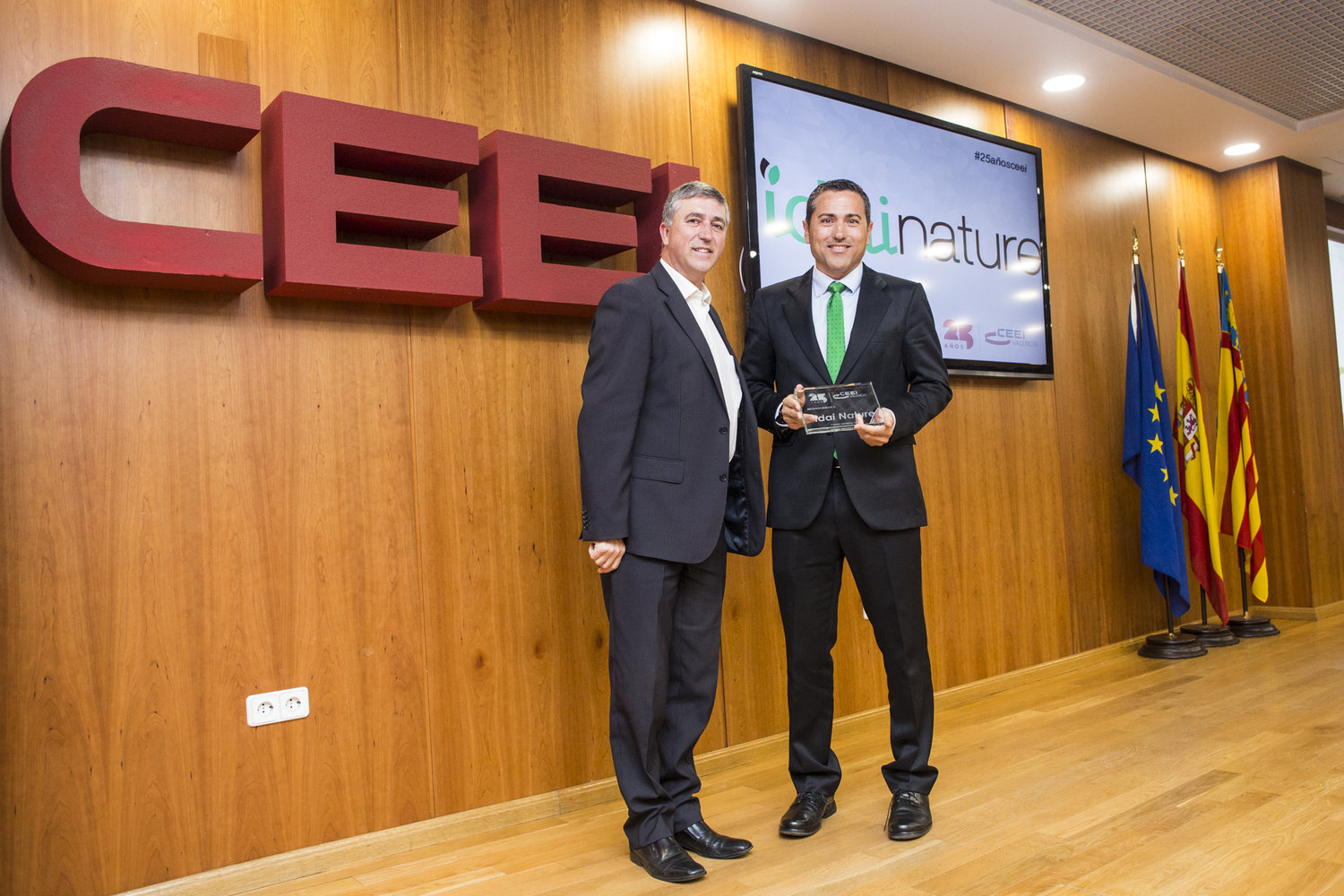 Carlos Led�, CEO de Idai Nature, recoge el reconocimiento @25a�osceei de Rafael Climent[;;;][;;;]