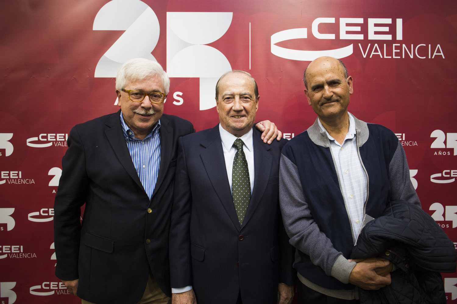 Jes�s Casanova posa con los asistentes #25a�osceei[;;;][;;;]