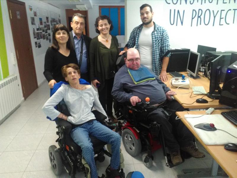 Usuarios de Afenmva beneficiarios del progra RAMPA DIGITAL con la empresa BJ Adaptaciones