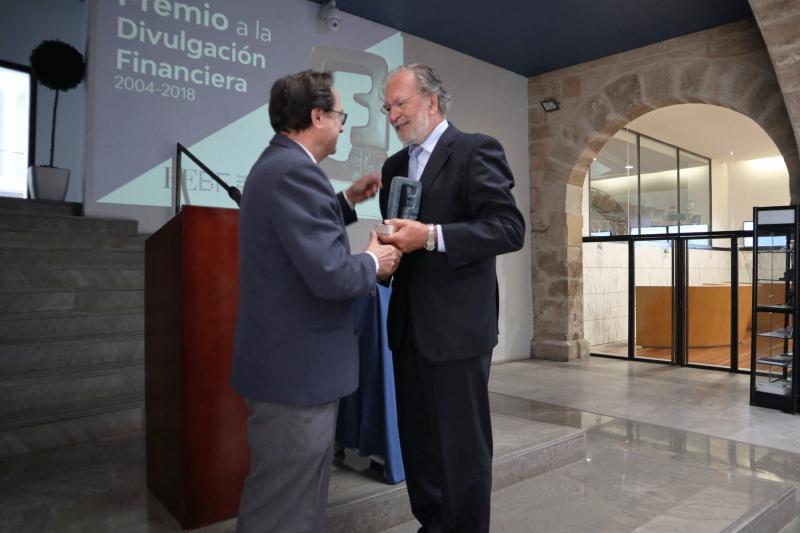 Vicente Soler entrega a Caixa Ontinyent el Premio Anual a la Divulgaci�n Financiera, FEBF