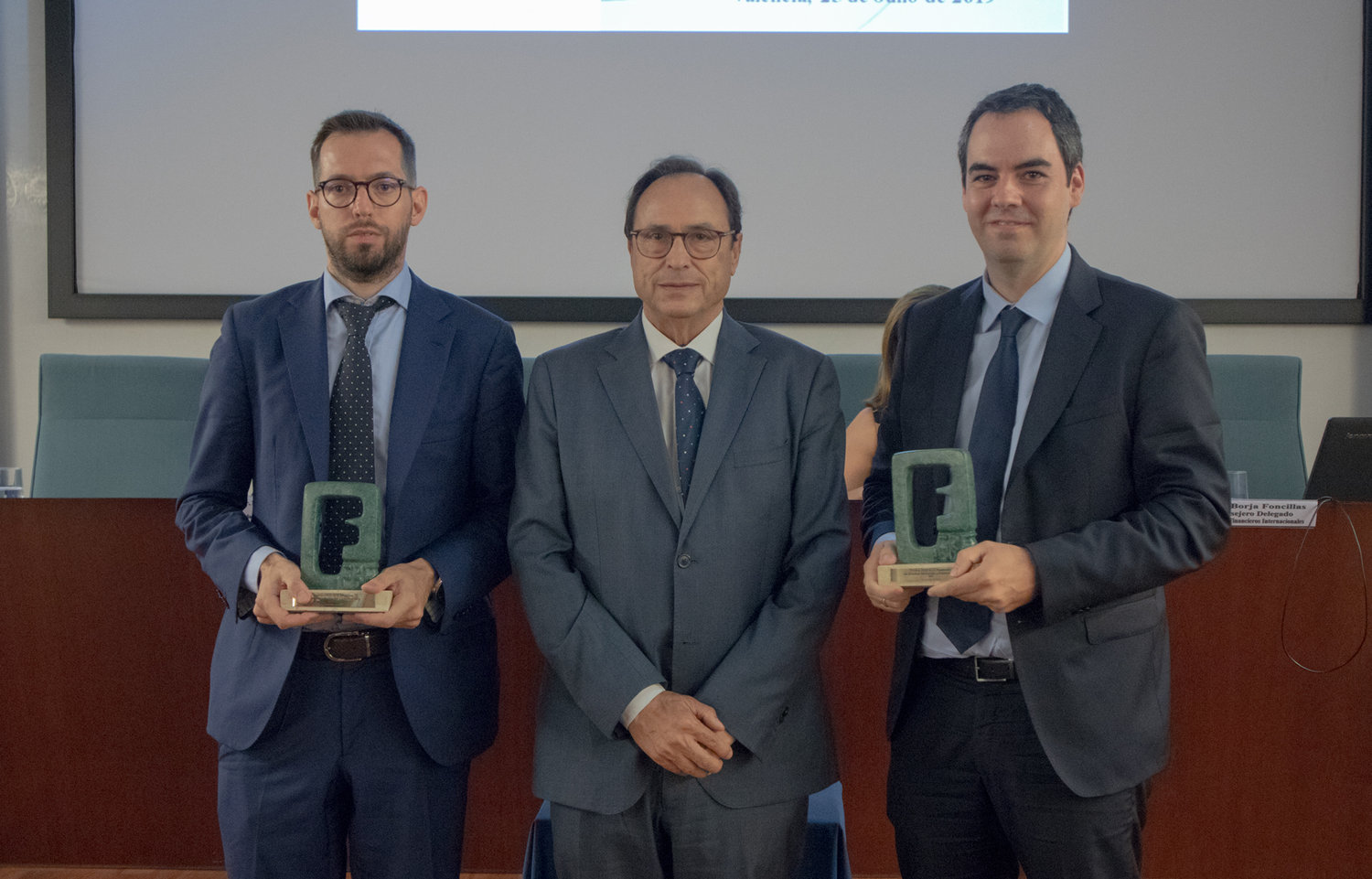 Vicent Soler entrega el premio FEBF a la Divulgaci�n Financiera a UNACC y Afi