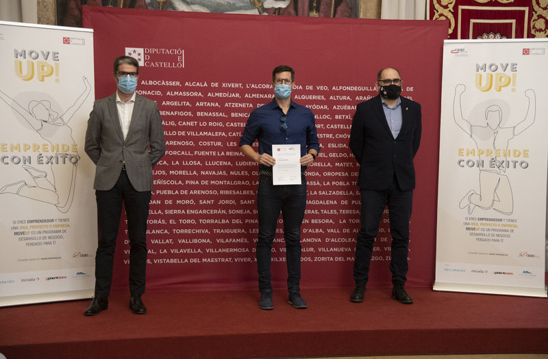 Entrega  de diploma  a Juan  Blanco de Bianco Biara[;;;][;;;]