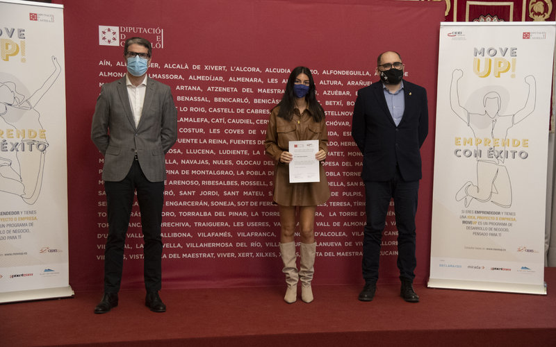 Entrega de diploma a Laura Casas de Marcat� Marketing[;;;][;;;]